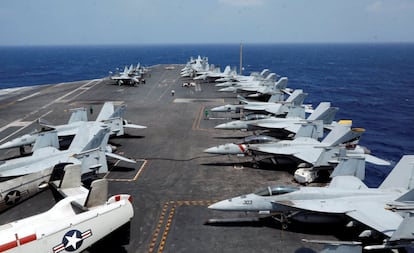 Varios cazas de combate F18 se encuentran estacionados en la cubierta del portaviones USS Carl Vinson durante la realización de un ejercicio rutinario en el mar del sur de China.