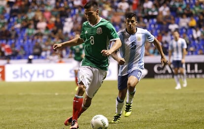 Hirving Lozano durante un partido con su selección