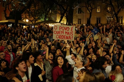 Cientos de personas cantan el himno de la Revolución de Abril, “Grândola, vila morena”, al inicio del festival conmemorativo el 24 de abril en Lisboa.