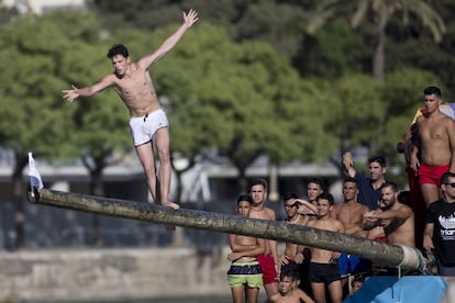 Otro verano más la cucaña de la Velá de Santa Ana se convierte en una forma perfecta de refrescarse en el río Guadalquivir.