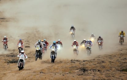 Varios pilotos llegan juntos a Copiapó (Chile) en la novena etapa del rally Dakar 2011.