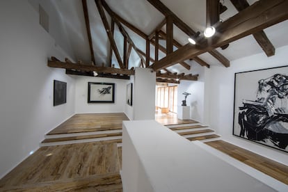 La Fundación Juan March, establecida en 1955 por el financiero Juan March Ordinas, destaca como ejemplo paradigmático de mecenazgo en España. Su sede en Madrid, inaugurada en 1975, alberga una amplia colección de arte contemporáneo español.