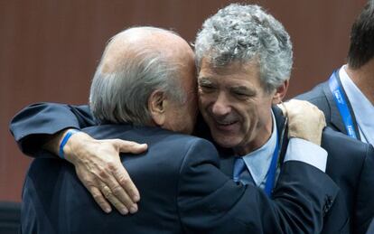 Villar abraza a Blatter, en el pasado congreso de la FIFA.
