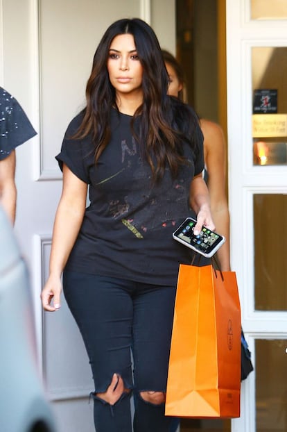 Kim Kardashian es una de las personas más vistas en el mundo, con más de 120 millones de seguidores en sus cuentas de Twitter, Facebook, Instagram y Snapchat. Sus 'selfies' desnudas se convierten rápidamente en imágenes virales. La estrella de los 'realities shows', ha sabido aprovechar su fama y ha lanzado su propia aplicación Kimoji.