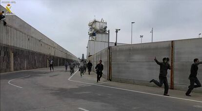Un grupo de personas corre en el puerto de Melilla.