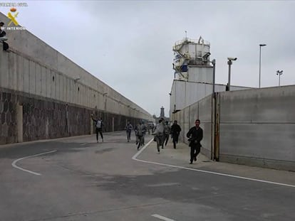 Un grupo de personas corre en el puerto de Melilla.