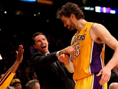 Steve Nash felicita a Pau Gasol.