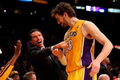 Steve Nash felicita a Pau Gasol.