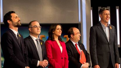 Los candidatos a la Generalitat de Cataluña de ERC, Junts per Catalunya, Ciudadanos, PSC, y PPC durante el primer debate electoral.