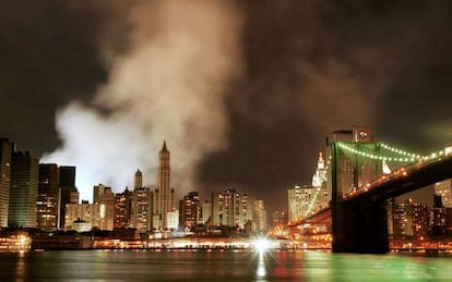 Imagen tomada el 16 de septiembre de 2001, todav&iacute;a quedaba una nube de humo y polvo en el lugar donde se encontraban las Torres Gemelas.