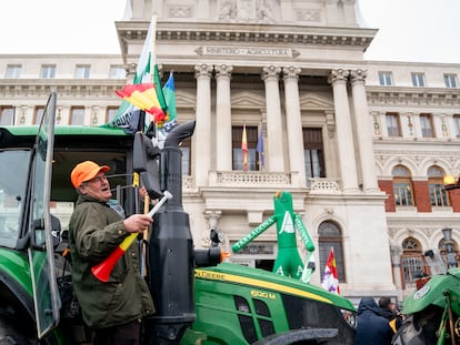 Los agricultores se manifestaban con sus tractores ante el Ministerio de Agricultura, el pasado 15 de febrero.