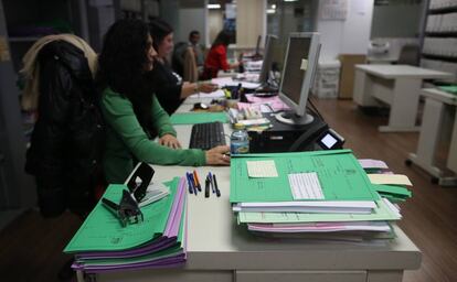 Carpetas de expedientes en el Juzgado de lo Social número 31 de Madrid.