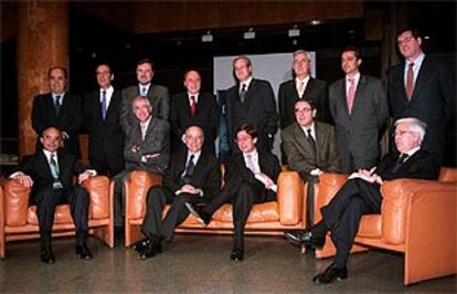 Los responsables del comité ejecutivo del BBVA. El presidente, Francisco González, y el consejero delegado, José Ignacio Goirigolzarri, sentados en el centro.