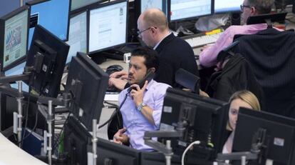 Varias personas trabajan en el índice selectivo alemán DAX