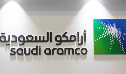 El logo de Saudi Aramco, en Manama, Baréin.