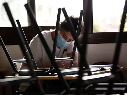 Un estudiante, este martes en un aula en el IES Simone Veil de Paracuellos del Jarama.