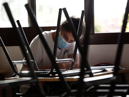 Un estudiante del instituto público Simone Veil de Paracuellos del Jarama, Madrid, en junio.