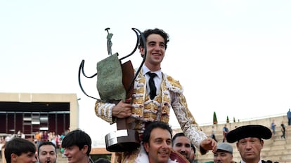 Víctor Hernández, a hombros, con el trofeo que le acredita como triunfador de la Copa Chenel 2024.