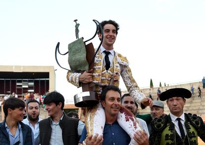 Víctor Hernández, a hombros, con el trofeo que le acredita como triunfador de la Copa Chenel 2024.