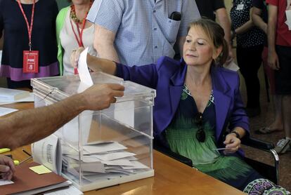 La candidata socialista Inmaculada Rodríguez-Piñero, con la rodilla rota, ha acudido a votar en silla de ruedas.