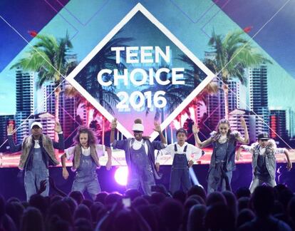 Participantes del programa de televisión 'So You Think You Can Dance: The Next Generation' actuaron durante los Teen Choice Awards este domingo. El 'reality show' ha alcanzado ya su 13º temporada.