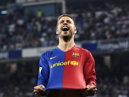 Piqué festeja su histórico gol, el 2-6 de 2009 en el Bernabéu.