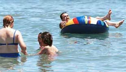 Bañistas en la playa de Benalmádena, en una fotografía tomada ayer.