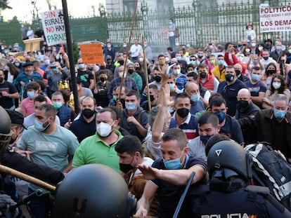 Varios centenares de ganaderos protestando, el pasado mes de diciembre, con tractores las calles del centro de Oviedo en una nueva manifestación convocada por Asturias Ganadera en protesta por el abandono del medio rural. EFE/Paco Paredes