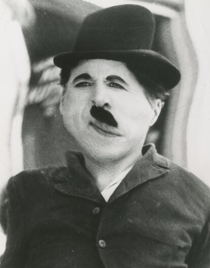 'Charlie Chaplin, distortion'.