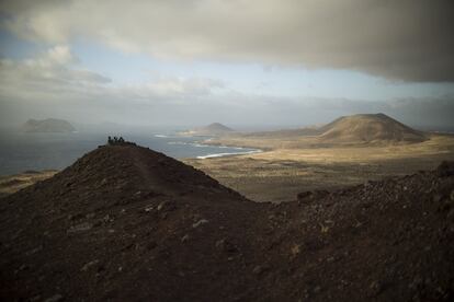 Vista del Parque Natural del archipiélago de Chinijos desde la cima de Montaña Amarilla, uno de los cráteres de volcán de la isla de La Graciosa.