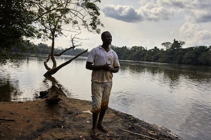 Morris M. Freeman, en otra imagen a orillas del río. Uno de los efectos más dañinos del virus fue la infección de casi 300 funcionarios médicos en Liberia, según cifras de la Organización Mundial de la Salud, lo que limitó el acceso a la atención allí donde ya estaba severamente restringido.