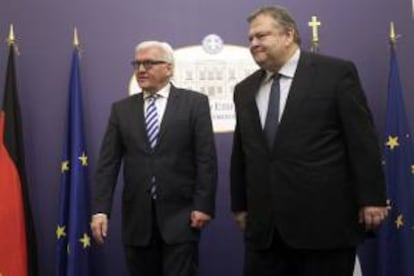 El ministro alemán de Asuntos Exteriores, Frank-Walter Steinmeier (i), conversa con el viceprimer ministro y titular de Exteriores griego, Evángelos Venizelos (d), durante su encuentro en Atenas (Grecia), hoy.