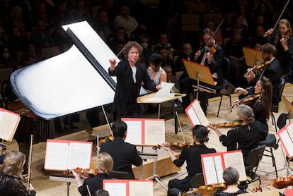 La pianista Yuja Wang y el director Santtu-Matias Rouvali con los integrantes de la Philharmonia de Londres, el pasado lunes en Madrid