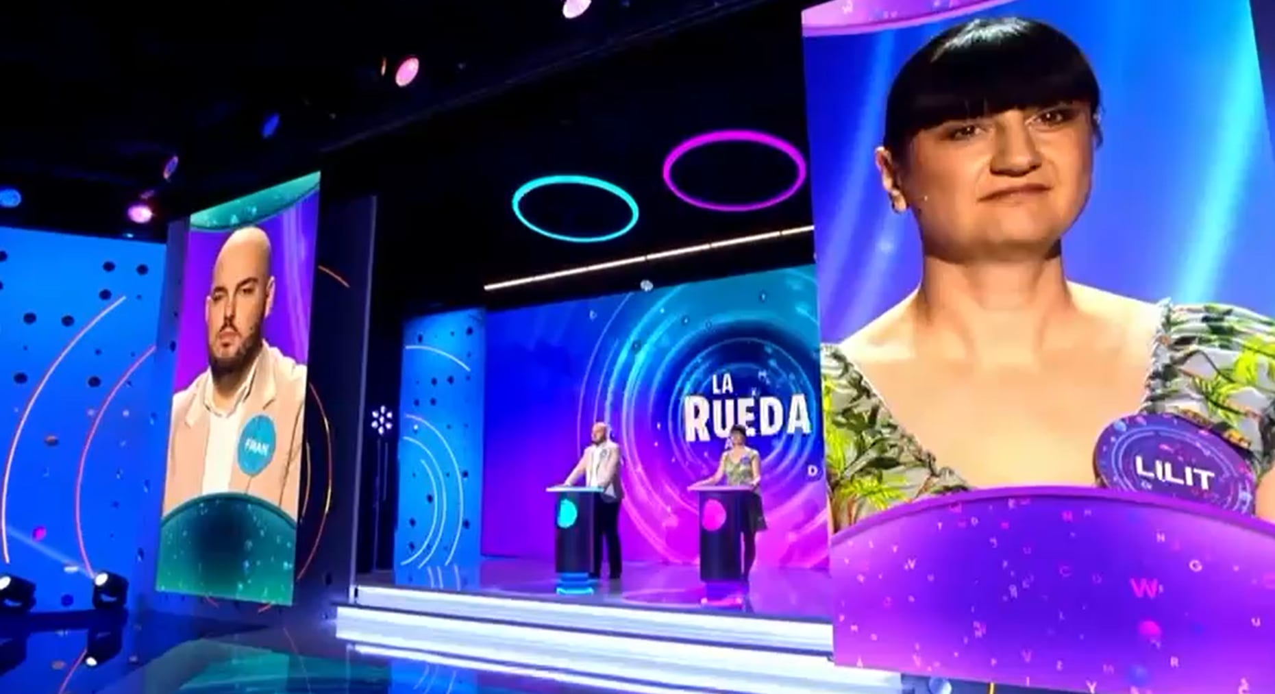 Una imagen de 'Rueda la letra' con los concursantes Fran González y Lilit Manukyan.