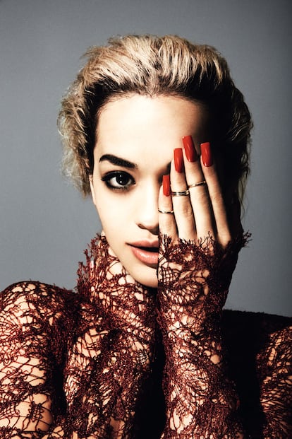 Rita Ora lleva vestido rojo de encaje de Todd Lynn y anillos de Asos.