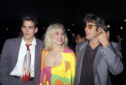 Matt Dillon, Debbie Harry y Richard Gere durante una subasta benéfica en el Sotheby's de Nueva York en 1987.