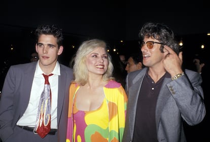 Matt Dillon, Debbie Harry y Richard Gere durante una subasta benfica en el Sotheby's de Nueva York en 1987.