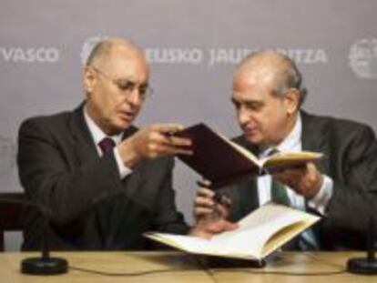 Ares (izquierda) y Fernández Díaz firman el acuerdo sobre el Centro Memorial para las Víctimas del Terrorismo.