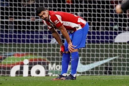 Luis Suárez, desolado al final del encuentro entre el Atlético y el Levante (0-1).