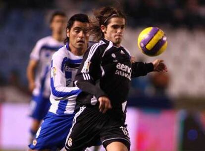 Gago intenta controlar el balón marcado por Duscher.