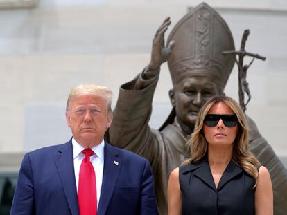 Donald y Melania Trump, en su visita al memoria de Juan Pablo II en Washington, el 2 de junio de 2020.