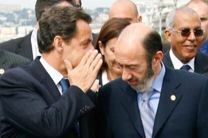 Nicolas Sarkozy y Alfredo Pérez Rubalcaba, ministros del Interior francés y español, conversan hoy en la cumbre mediterránea de Niza.