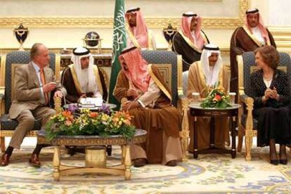 Don Juan Carlos y Doña Sofia toman café árabe en compañía del Rey de Arabia Saudi, Abdullah Bin Abdulaziz Al-Saud.
