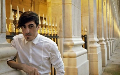 El diseñador Gonzalo Vázquez en los soportales del parisiense Palais Royal.