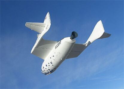 En la imagen, el <i>SpaceShipOne</i>, que intentará mañana alcanzar los 100 kilómetros de altitud.