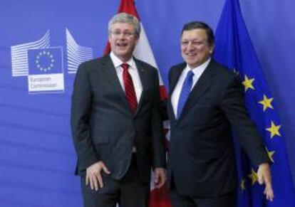 El primer ministro canadiense, Stephen Harper (i), y el presidente de la Comisión Europea (CE), José Manuel Durao Barroso, antes de una reunión en la sede de la Comisión Europea en Bruselas (Bélgica) hoy, viernes 18 de octubre de 2013.