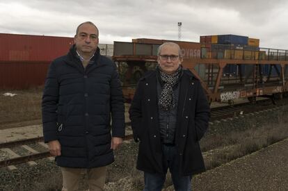 Rafael Medina e Ignacio San Millán, representante de la patronal de Burgos, acuden al parque industrial para señalar la enorme cantidad de contenedores o compañías que se encuentran allí, número que podría aumentar de disponer de este anhelado tren. Además, afirman, están trabajando en utilizar energías verdes para impulsar los futuros vagones y reducir su impacto ambiental.