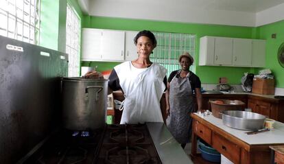 Joanne Joseph (izquierda) y Mary Eugéne preparan el almuerzo en el colegio Marchand de Castries (Santa Lucía).