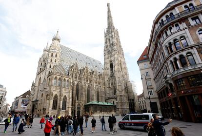 Un coche de la policía pasa junto a la catedral de San Esteban en Viena, este miércoles.