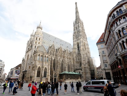 Un coche de la policía pasa junto a la catedral de San Esteban en Viena, este miércoles.